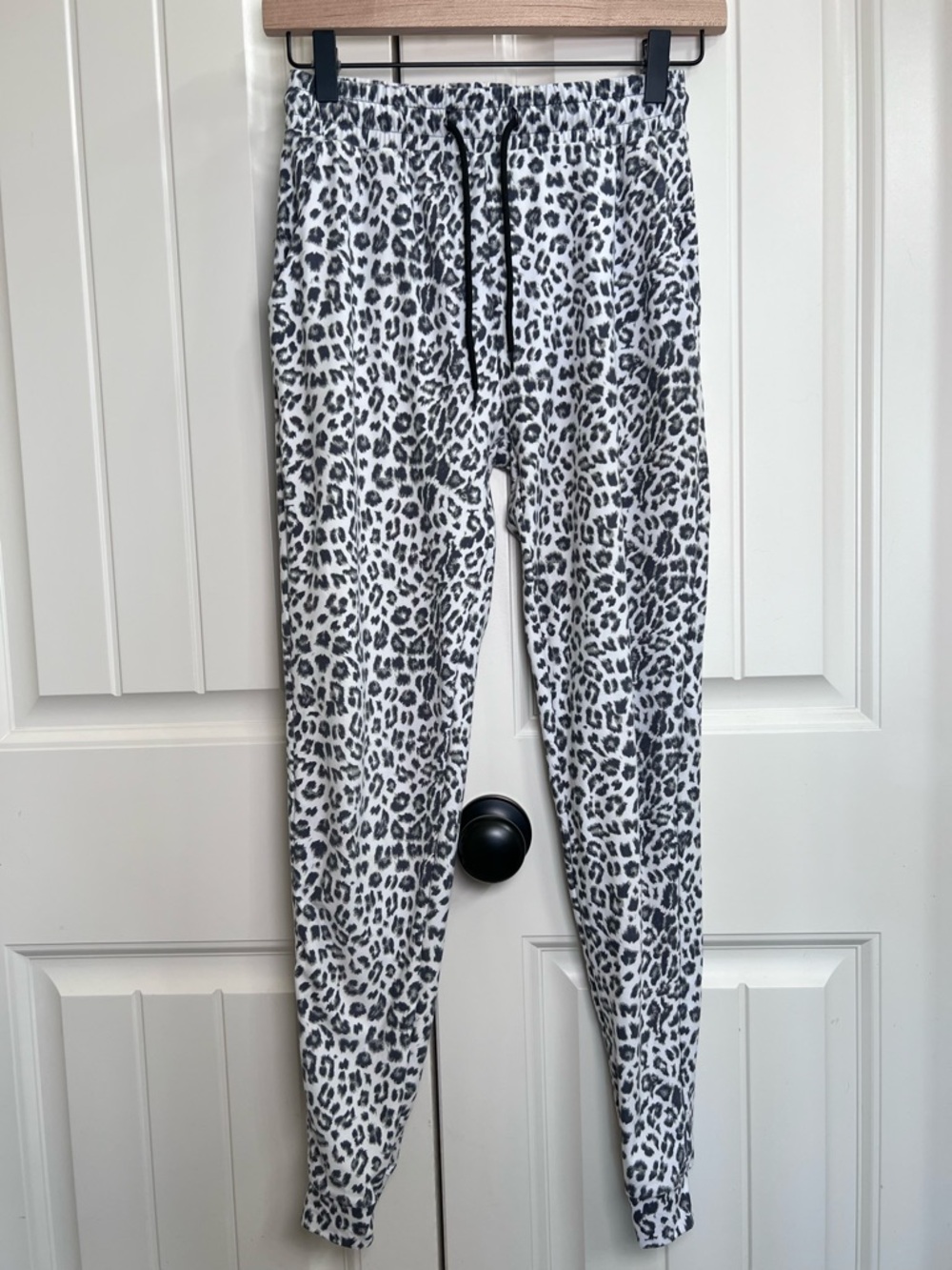 Suzette Collection Girls Leopard Yummy Joggers in White/Gray, Size L (12/14)